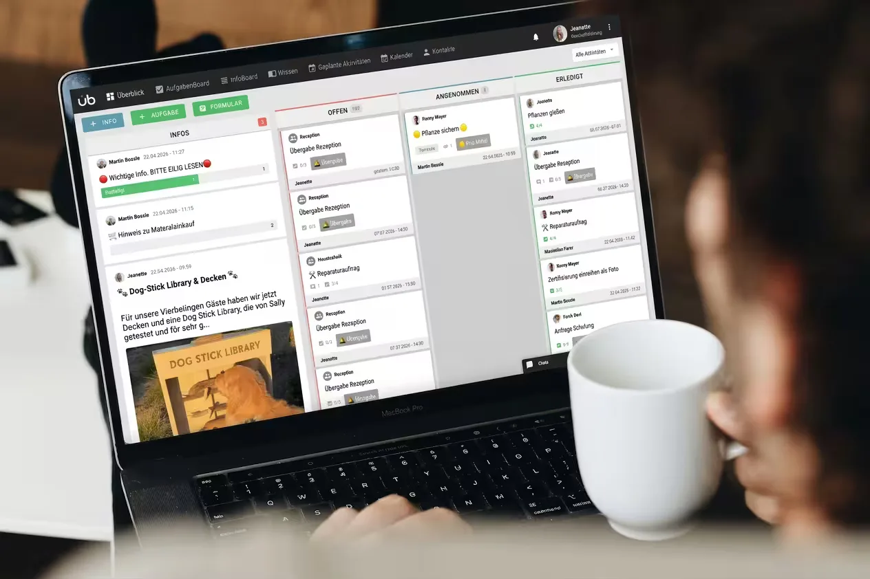 Laptop mit der Überblick Web-Version: Infos und Aufgabenboard eines Hotels mit Spalten Offen, Angenommen und Erledigt